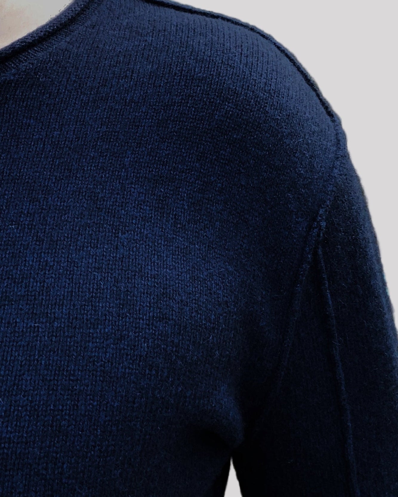 Cashmere Premium Roundneck Navy Details