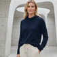 Frau in Kaschmir Athletic Hoodie in Marineblau