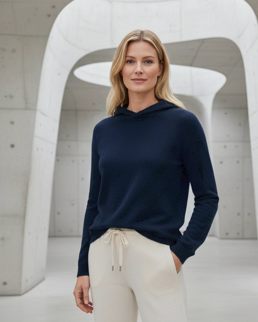 Frau in Kaschmir Athletic Hoodie in Marineblau
