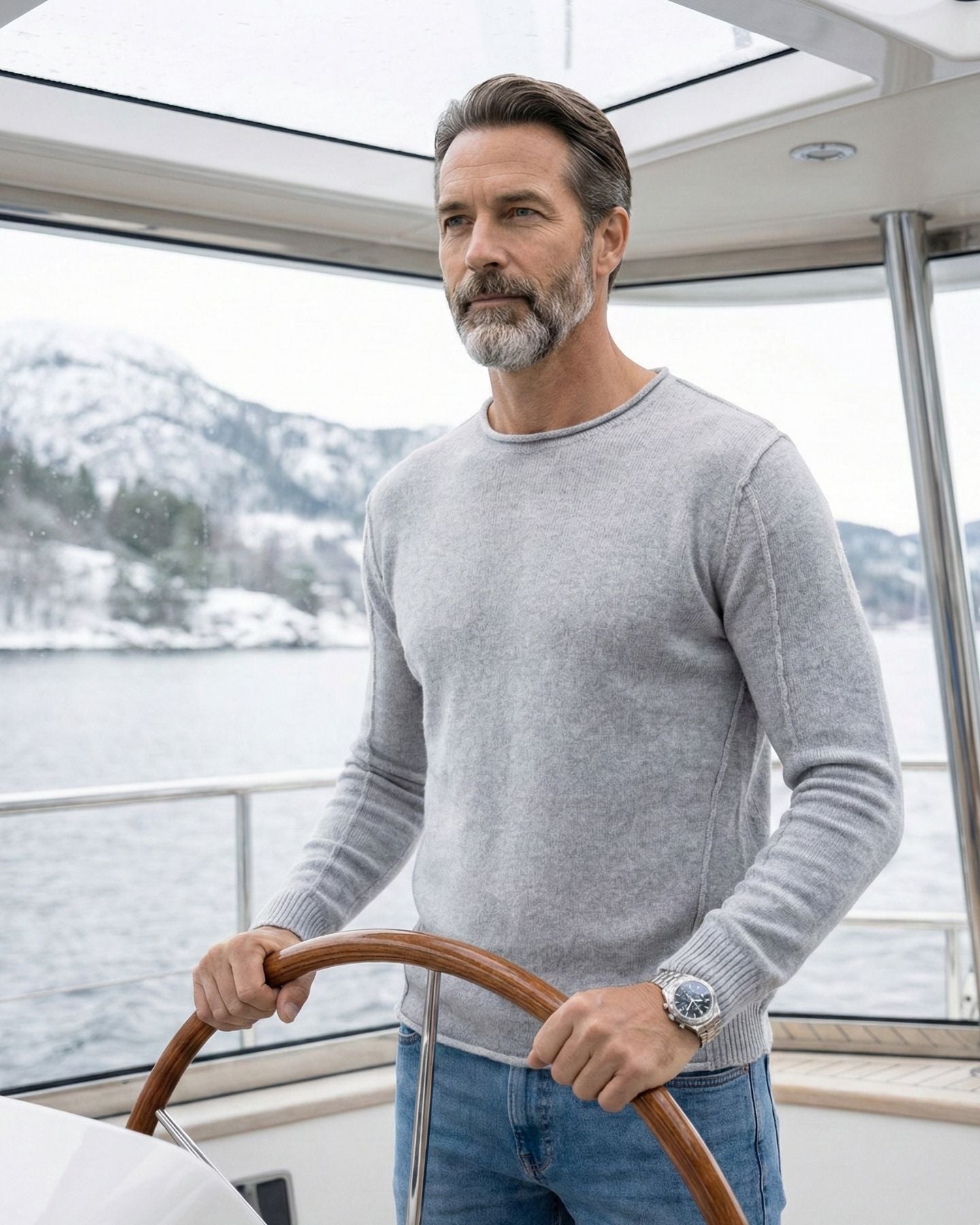 A man on the yacht in light grey-colored cashmere Premium Roundneck