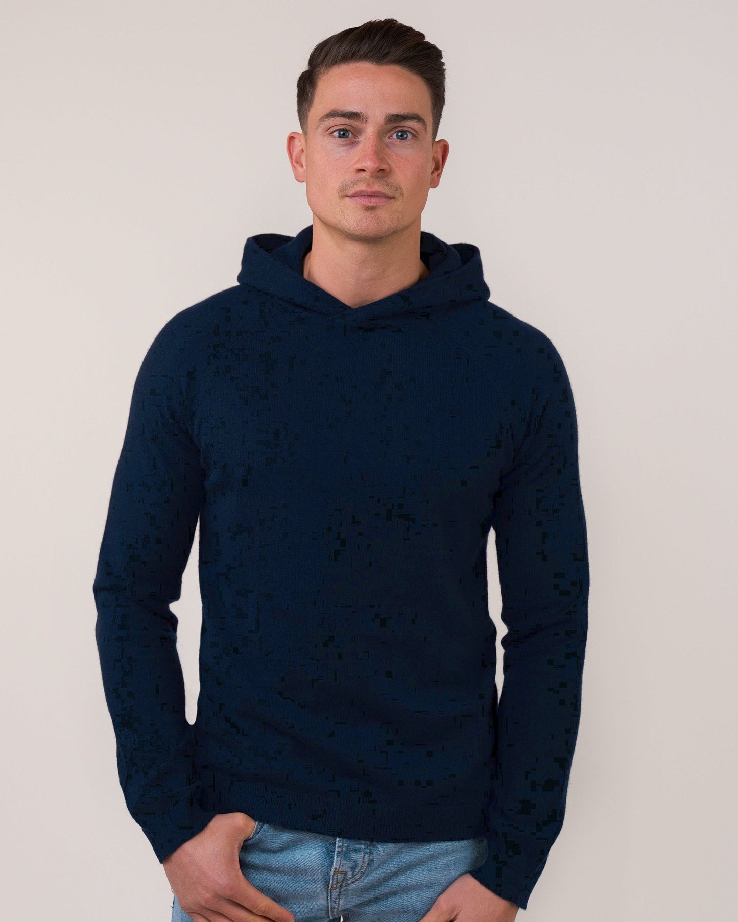 Herren Kaschmir Hoodie in Marineblau aus 100 % mongolischem Kaschmir – Vorderansicht – Cashmere Brothers