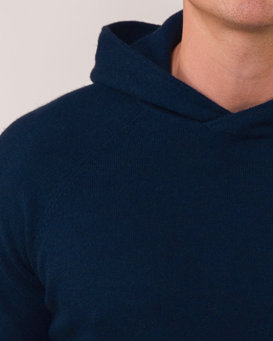 Detailaufnahme des feinen mongolischen Kaschmir-Garns – Athletic Hoodie Marineblau – Cashmere Brothers