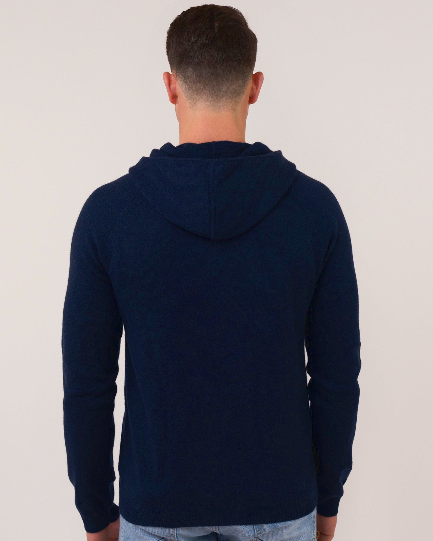 Herren Kaschmir Hoodie in Marineblau mit athletischer Passform – Rückenansicht und Kapuze – Cashmere Brothers