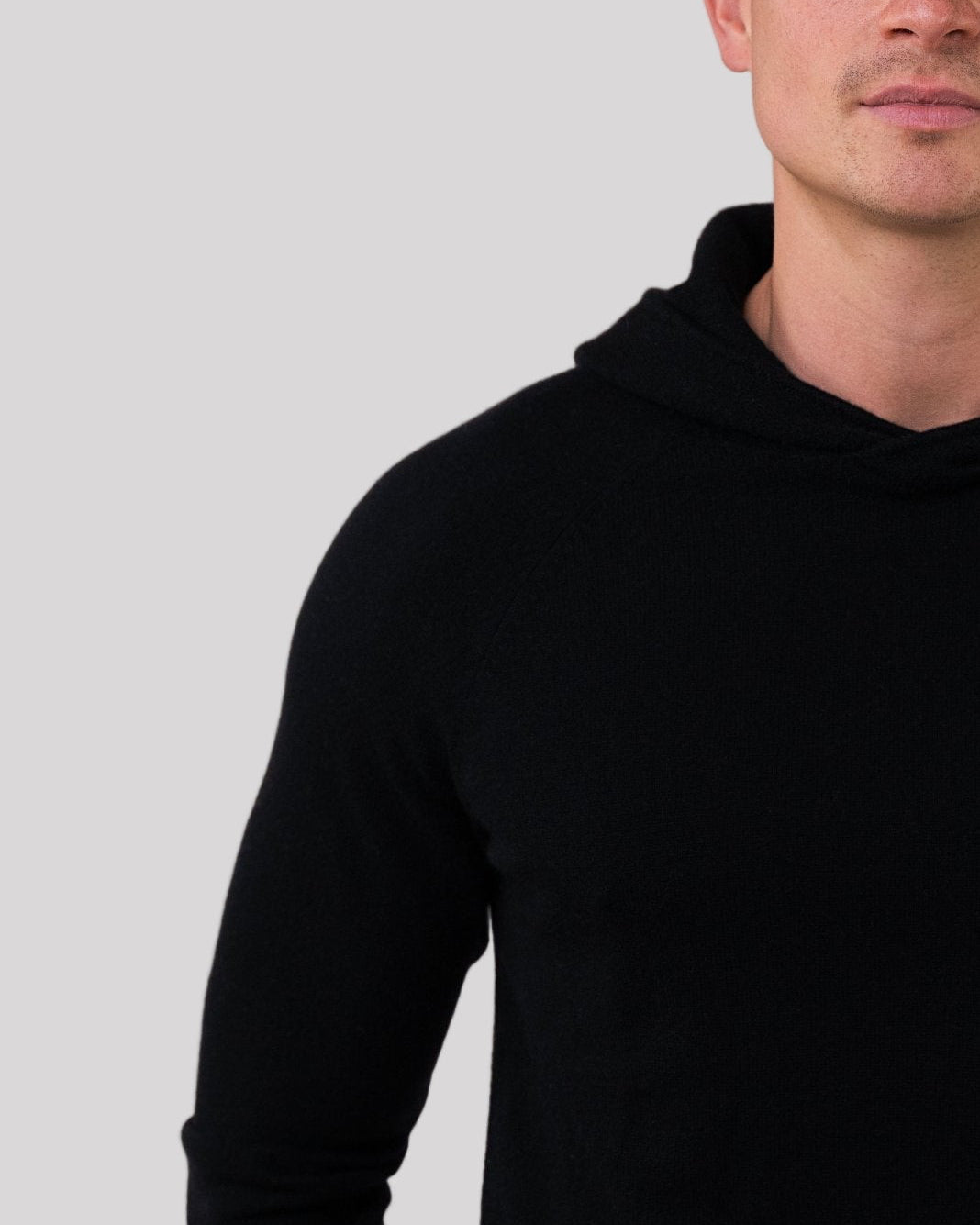 Nahaufnahme der Strickstruktur und Kapuzenkordel – Athletic Kaschmir Hoodie Schwarz – Cashmere Brothers