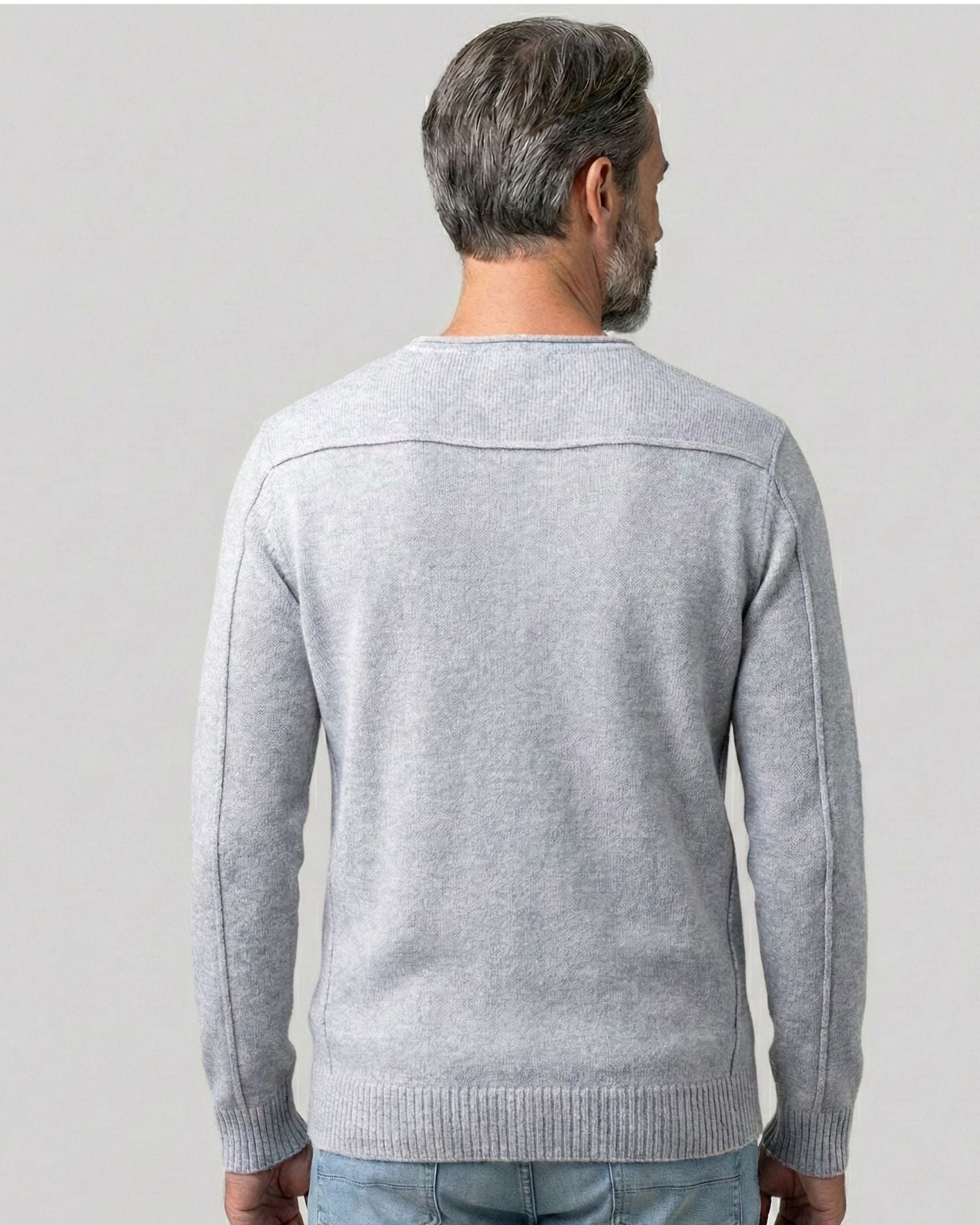 Herren Kaschmirpullover Rundhals in Grau – Rückenansicht und Passform – Cashmere Brothers