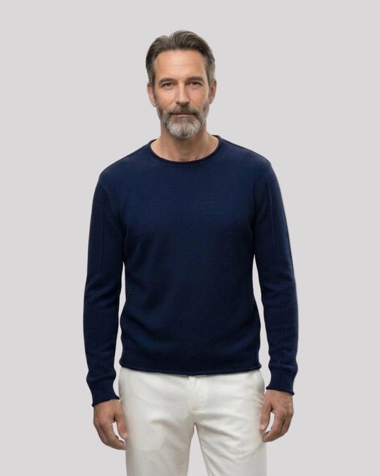 KI-Model trägt einen klassischer Herren Kaschmir Rundhalspullover in Marineblau – Cashmere Brothers [ai-mod-b]