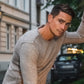 Herren Kaschmir Rundhalspullover in Taupe aus 100 % reinem Kaschmir – Lifestyle Ansicht – Cashmere Brothers