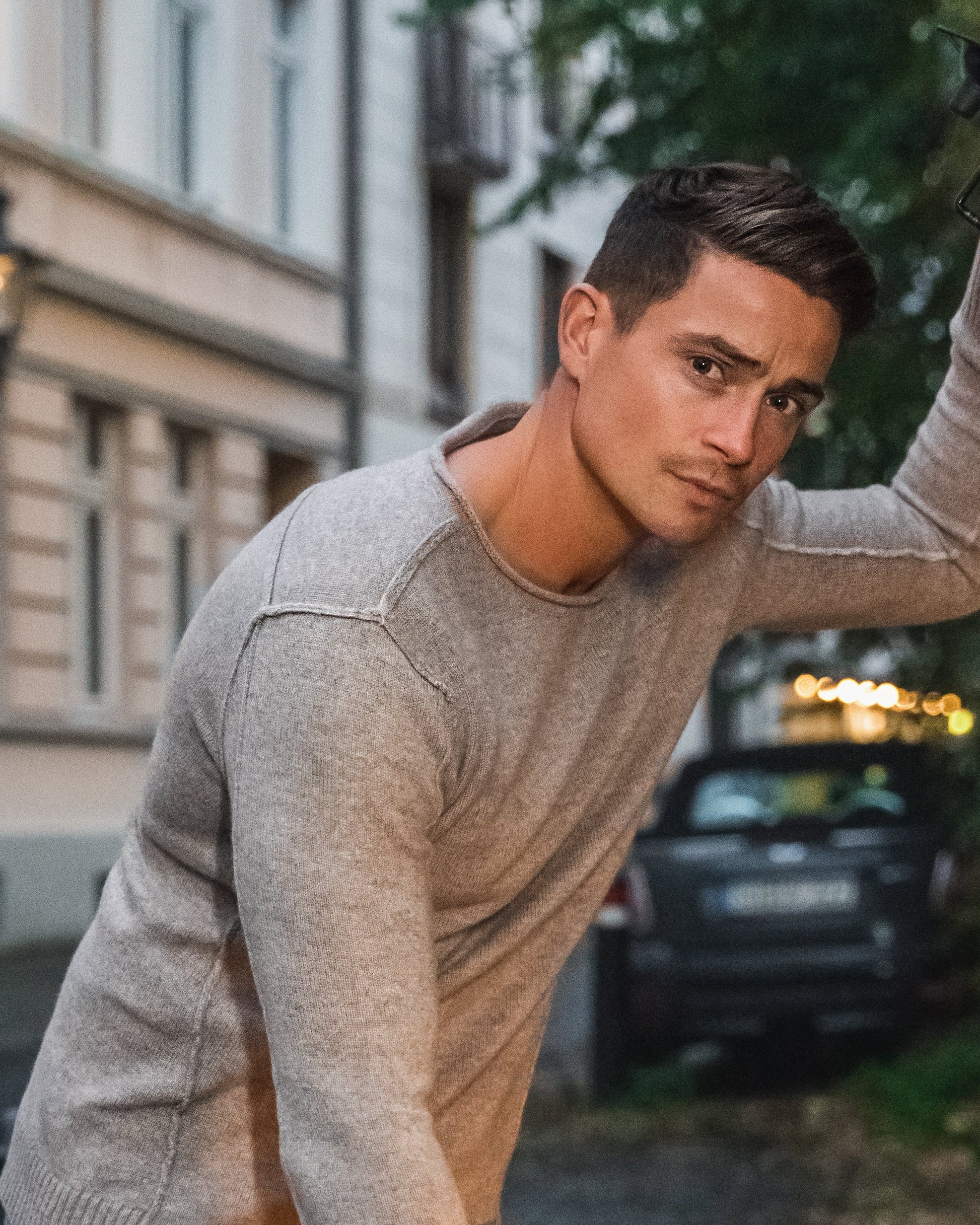 Herren Kaschmir Rundhalspullover in Taupe aus 100 % reinem Kaschmir – Lifestyle Ansicht – Cashmere Brothers