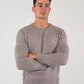 Herren Kaschmir Rundhalspullover in Taupe aus 100 % reinem Kaschmir – Vorderansicht – Cashmere Brothers