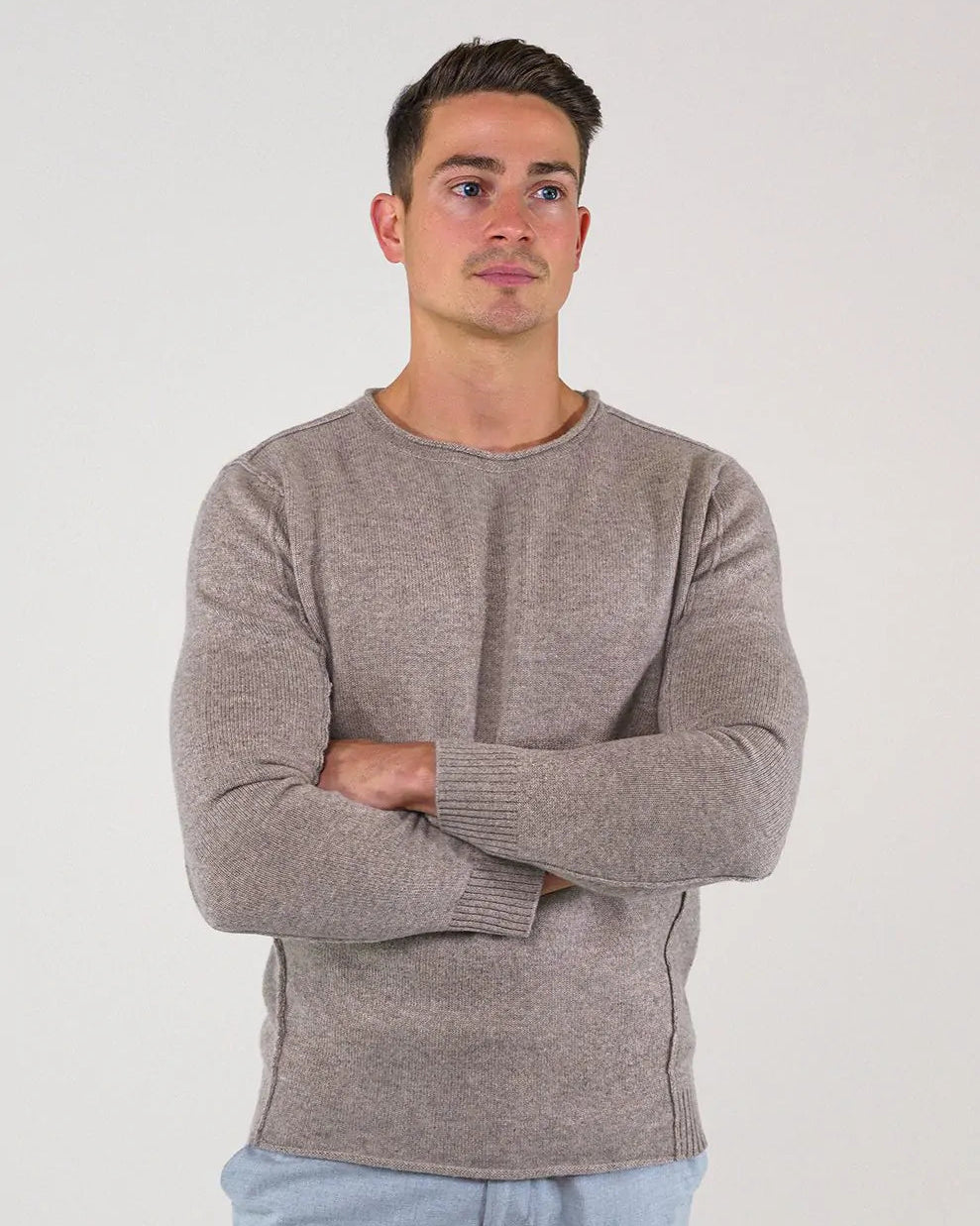 Herren Kaschmir Rundhalspullover in Taupe aus 100 % reinem Kaschmir – Vorderansicht – Cashmere Brothers