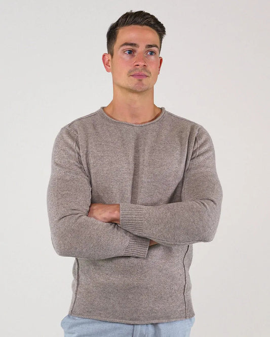 Herren Kaschmir Rundhalspullover in Taupe aus 100 % reinem Kaschmir – Vorderansicht – Cashmere Brothers