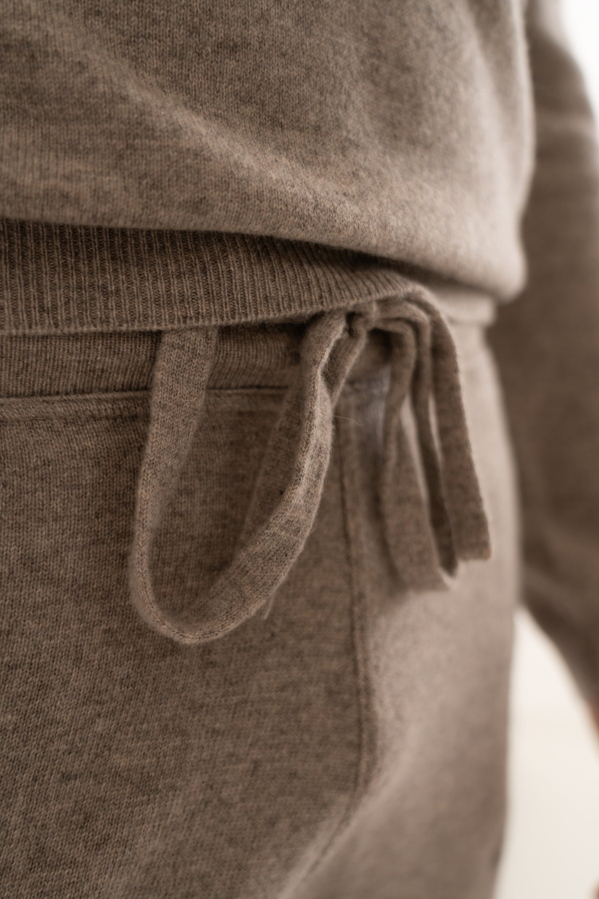 Detailansicht Kaschmir Hoodie und Kaschmir Hose in Taupe