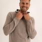 Mann in einem Kaschmir Hoodie und Kaschmir Hose in Taupe