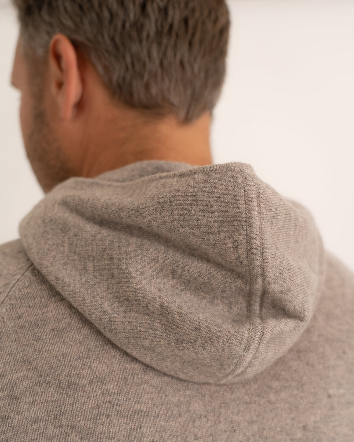 Kaschmir Hoodie in Taupe von hinten