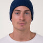 Ein Mann in Kaschmir-Mütze in Marineblau