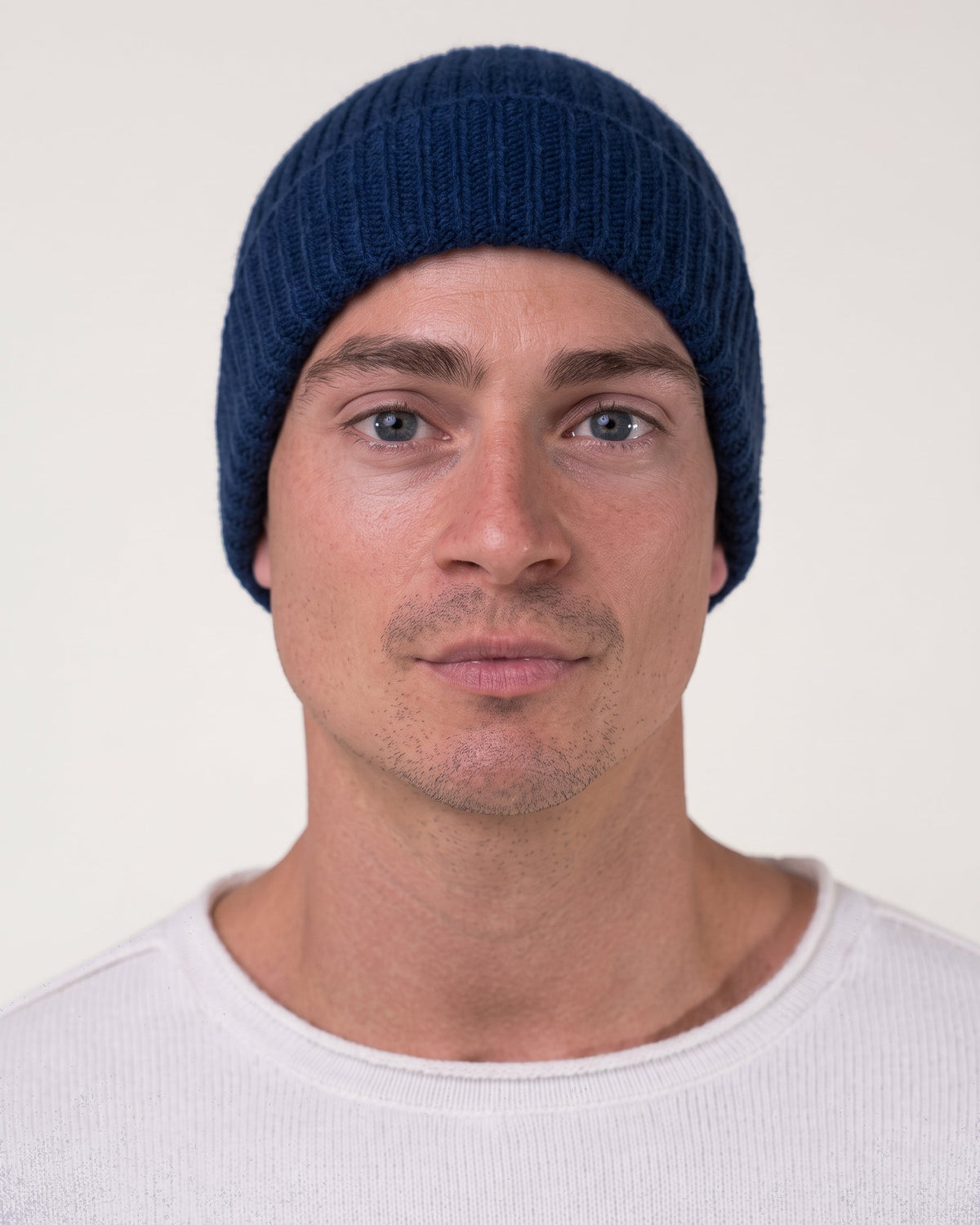 Ein Mann in Kaschmir-Mütze in Marineblau