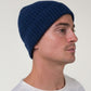 Ein Mann in Kaschmir-Mütze in Marineblau