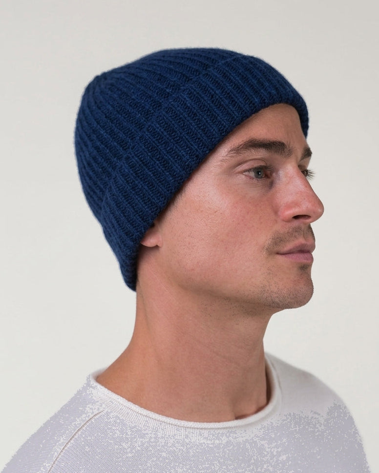 Ein Mann in Kaschmir-Mütze in Marineblau