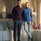 KI-Models tragen Rollkragen-Pullover in Farbe Bordeaux und Azurblau [ai-mod-b]