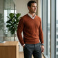 KI-Model trägt einen Pullover mit V-Ausschnitt in Farbe Ziegelrot [ai-mod-b]
