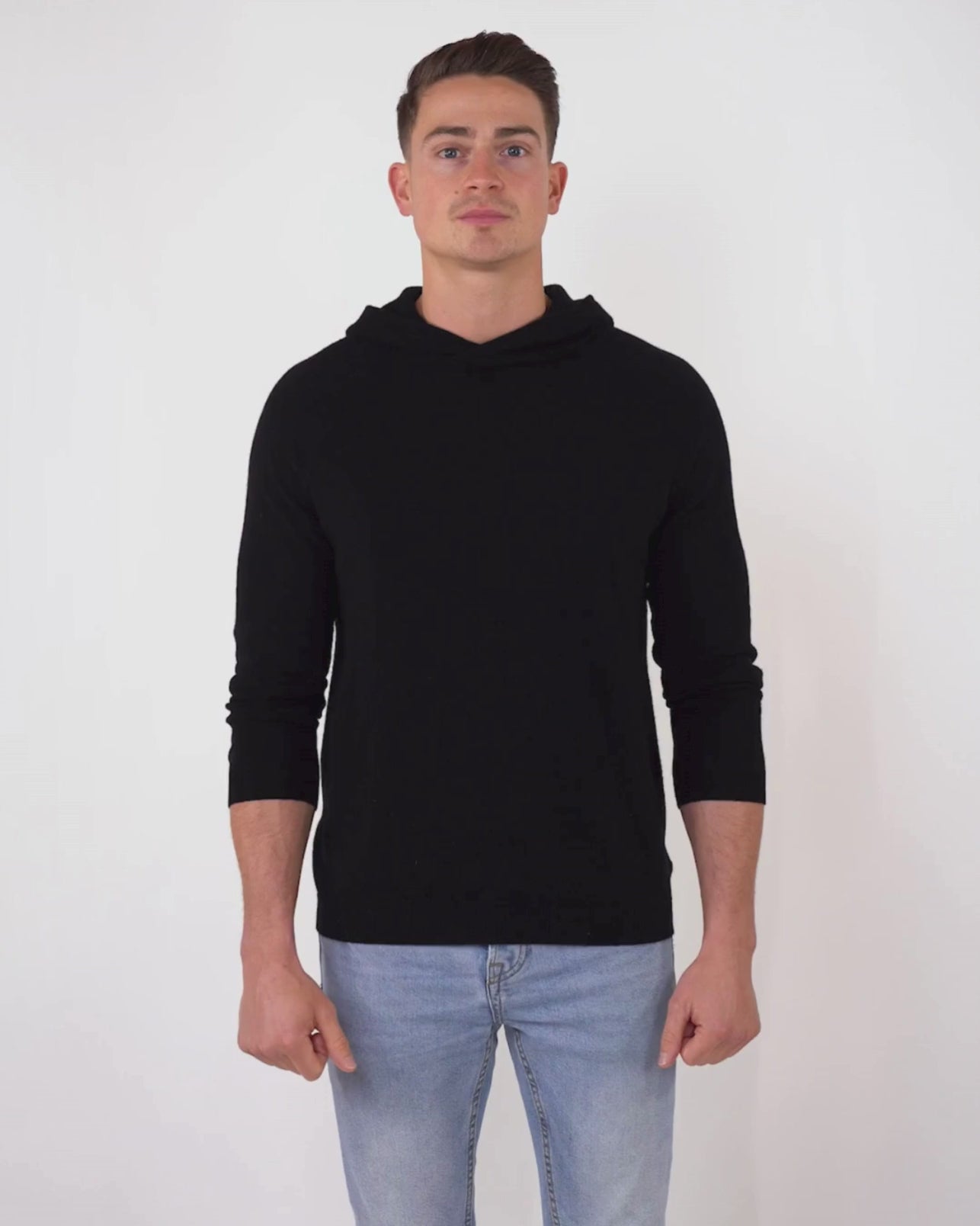Herren Kaschmir Hoodie in Schwarz aus reinem Kaschmir – Video – Cashmere Brothers