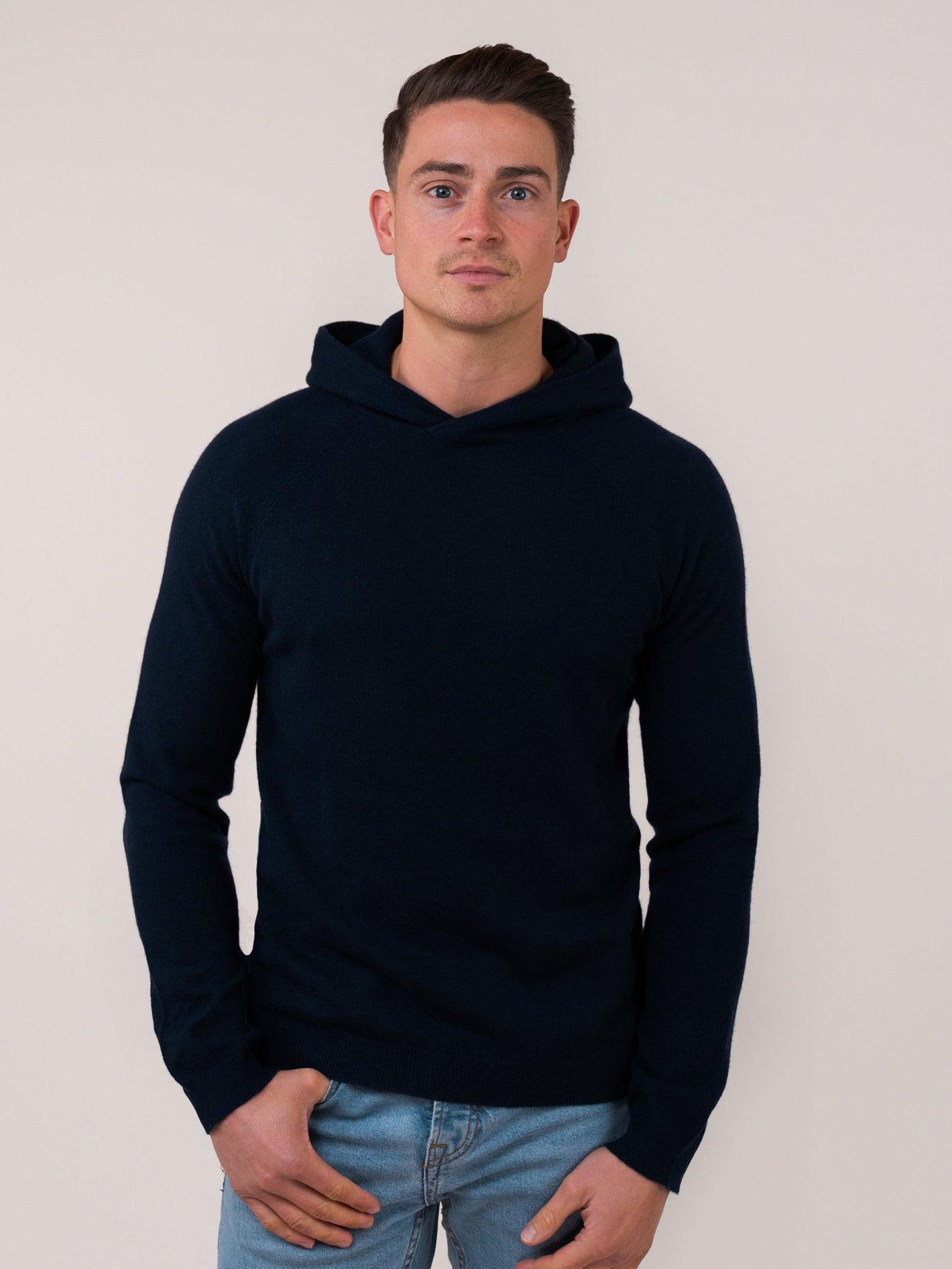Körperbetonter Kapuzenpullover in marineblau