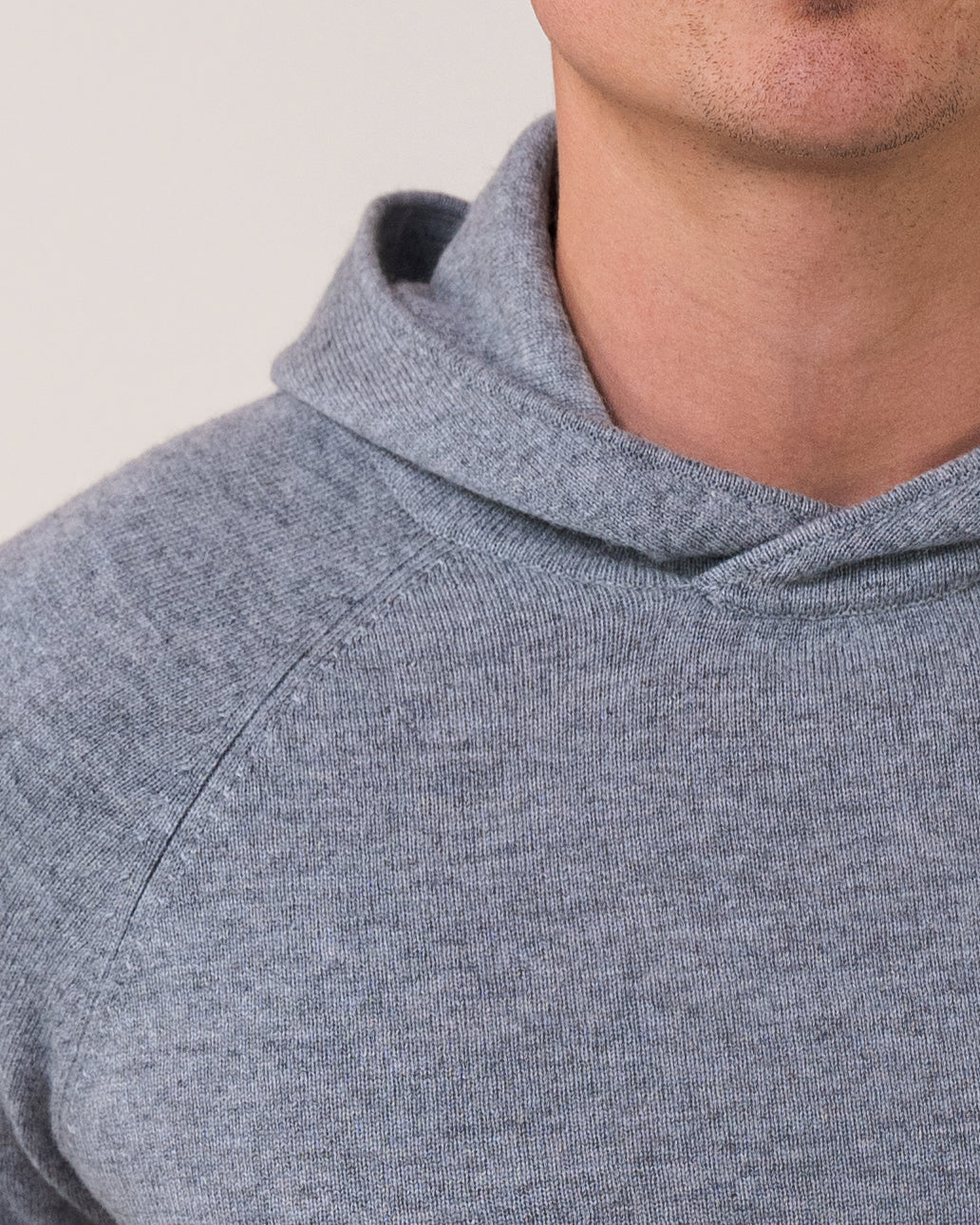 Detailansicht der weichen Kaschmirfasern – Herren Athletic Hoodie Grau – Cashmere Brothers