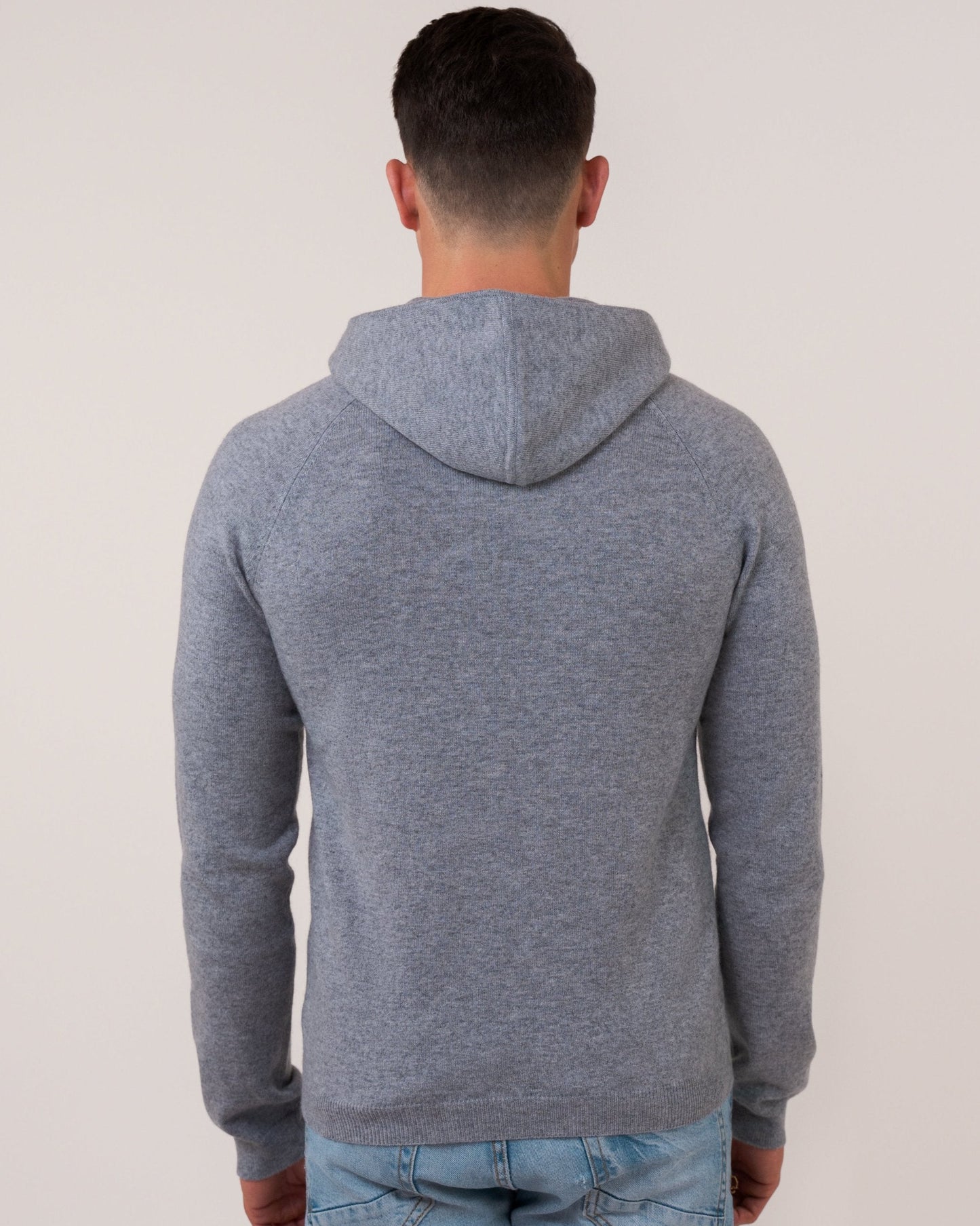 Herren Kaschmir Hoodie in Grau – Rückenansicht und Passform – Cashmere Brothers