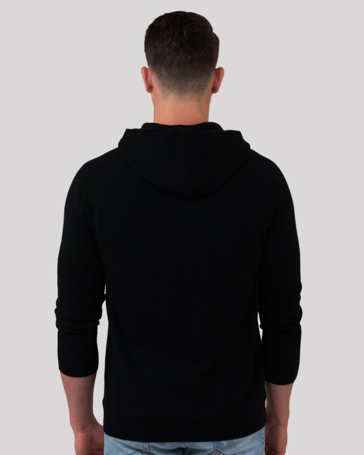 Schwarzer Herren Kaschmir Hoodie im Quiet Luxury Stil – Rückenansicht – Cashmere Brothers