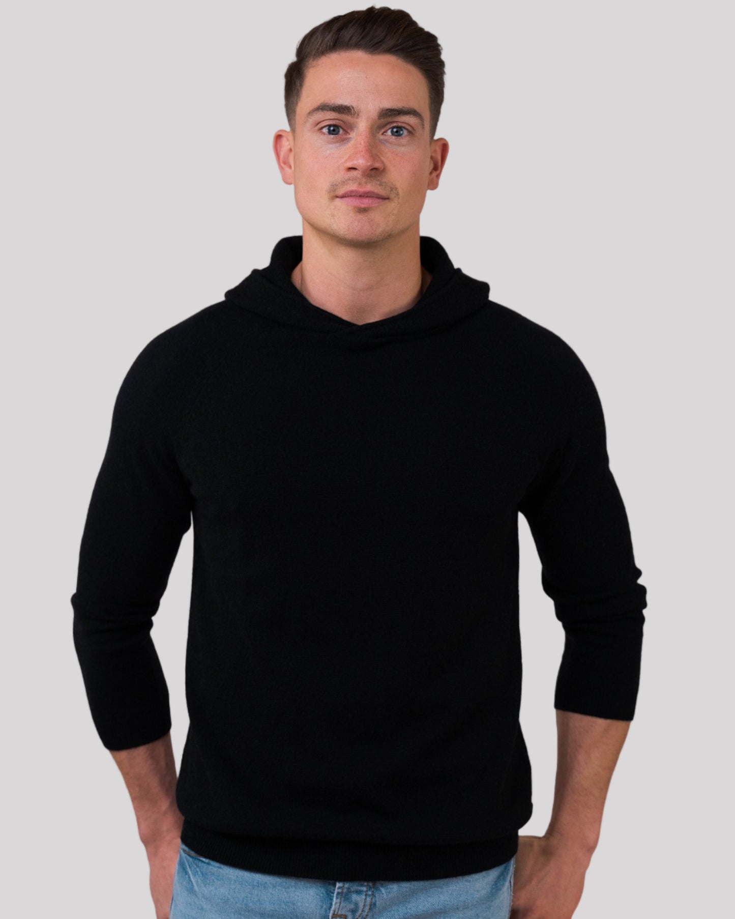 Herren Kaschmir Hoodie in Schwarz aus reinem Kaschmir – Vorderansicht – Cashmere Brothers