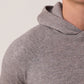 Nahaufnahme des feinen Kaschmir-Feinstricks in Taupe – Athletic Hoodie – Cashmere Brothers