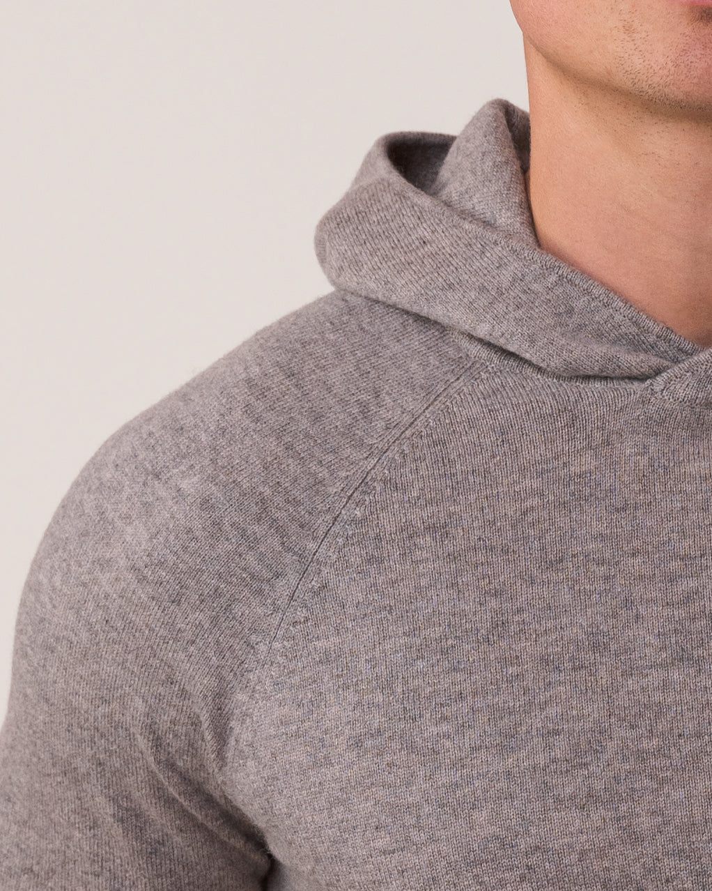 Nahaufnahme des feinen Kaschmir-Feinstricks in Taupe – Athletic Hoodie – Cashmere Brothers