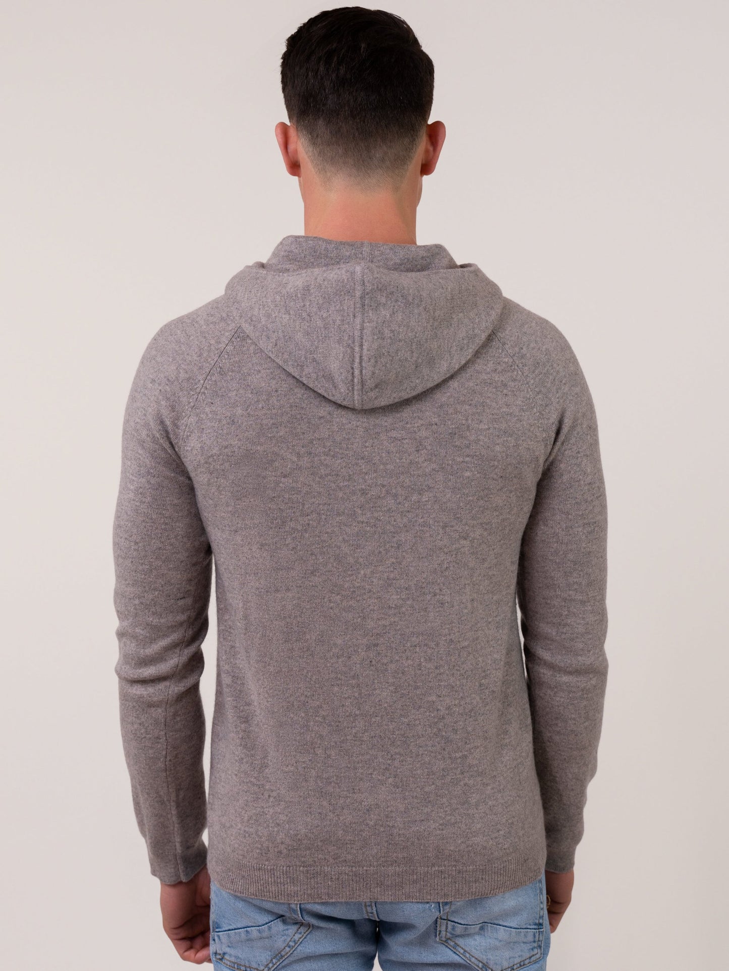 Herren Kaschmir Hoodie in Taupe – Rückenansicht mit Kapuze – Cashmere Brothers