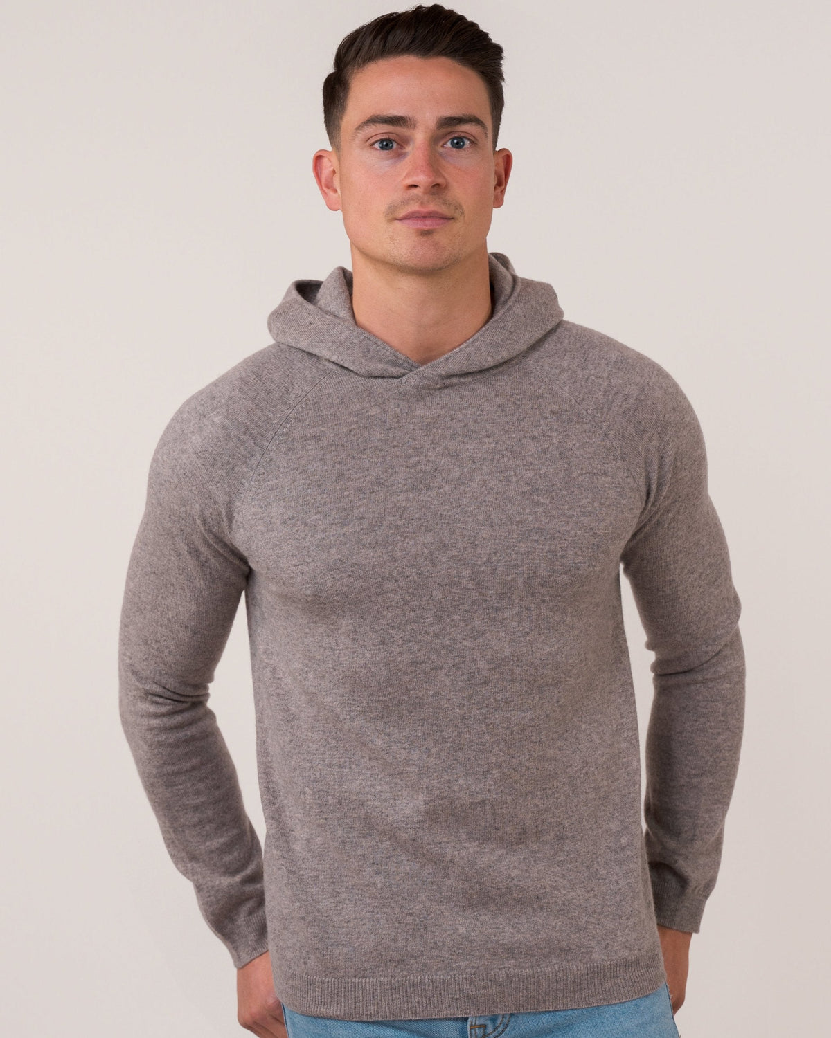 Herren Kaschmir Hoodie in Taupe aus mongolischer Edelfaser – Vorderansicht – Cashmere Brothers