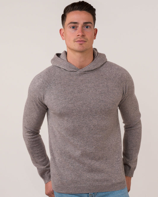 Herren Kaschmir Hoodie in Taupe aus mongolischer Edelfaser – Vorderansicht – Cashmere Brothers