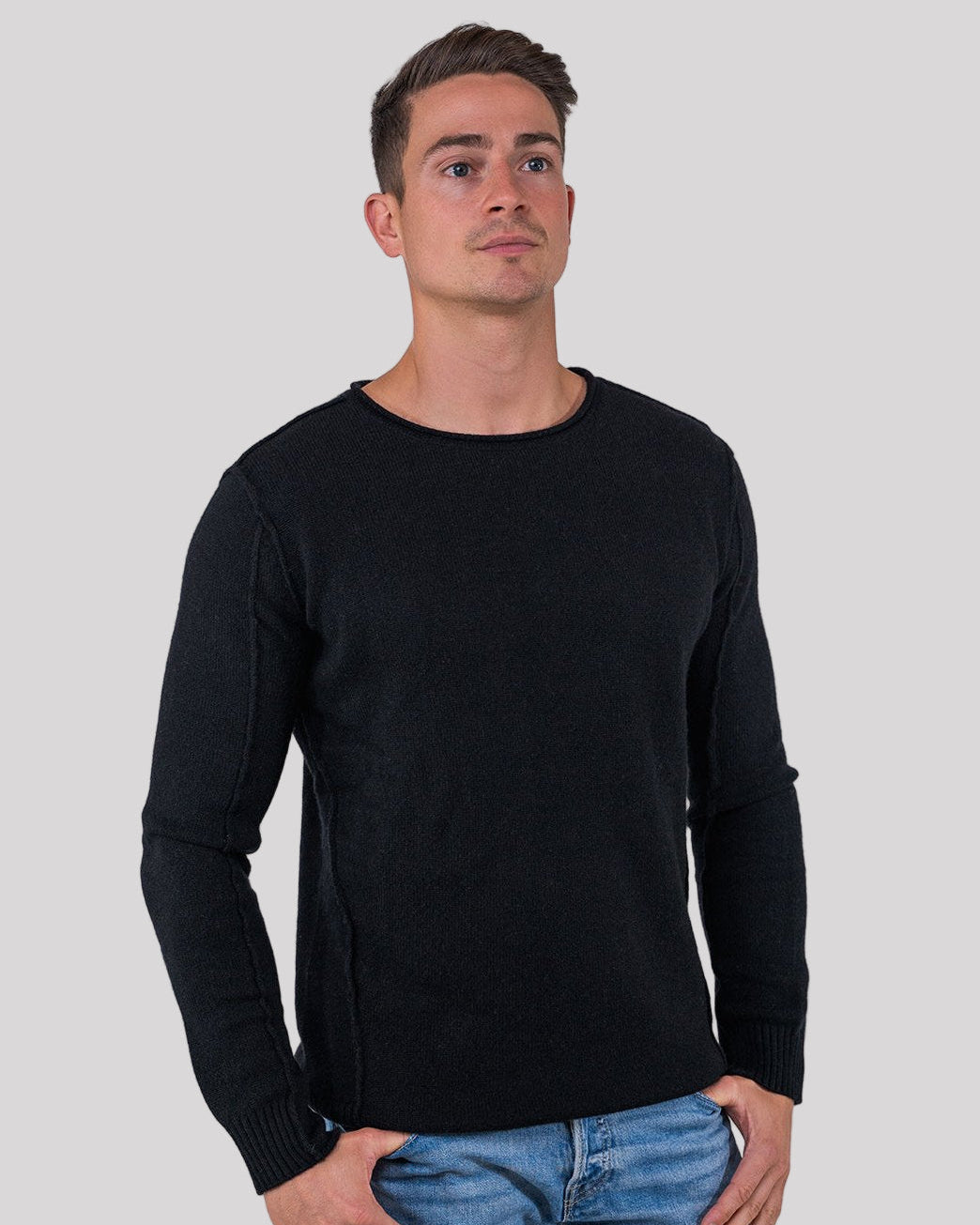 Herren Kaschmir Rundhalspullover in Schwarz aus 100 % mongolischem Kaschmir – Vorderansicht – Cashmere Brothers