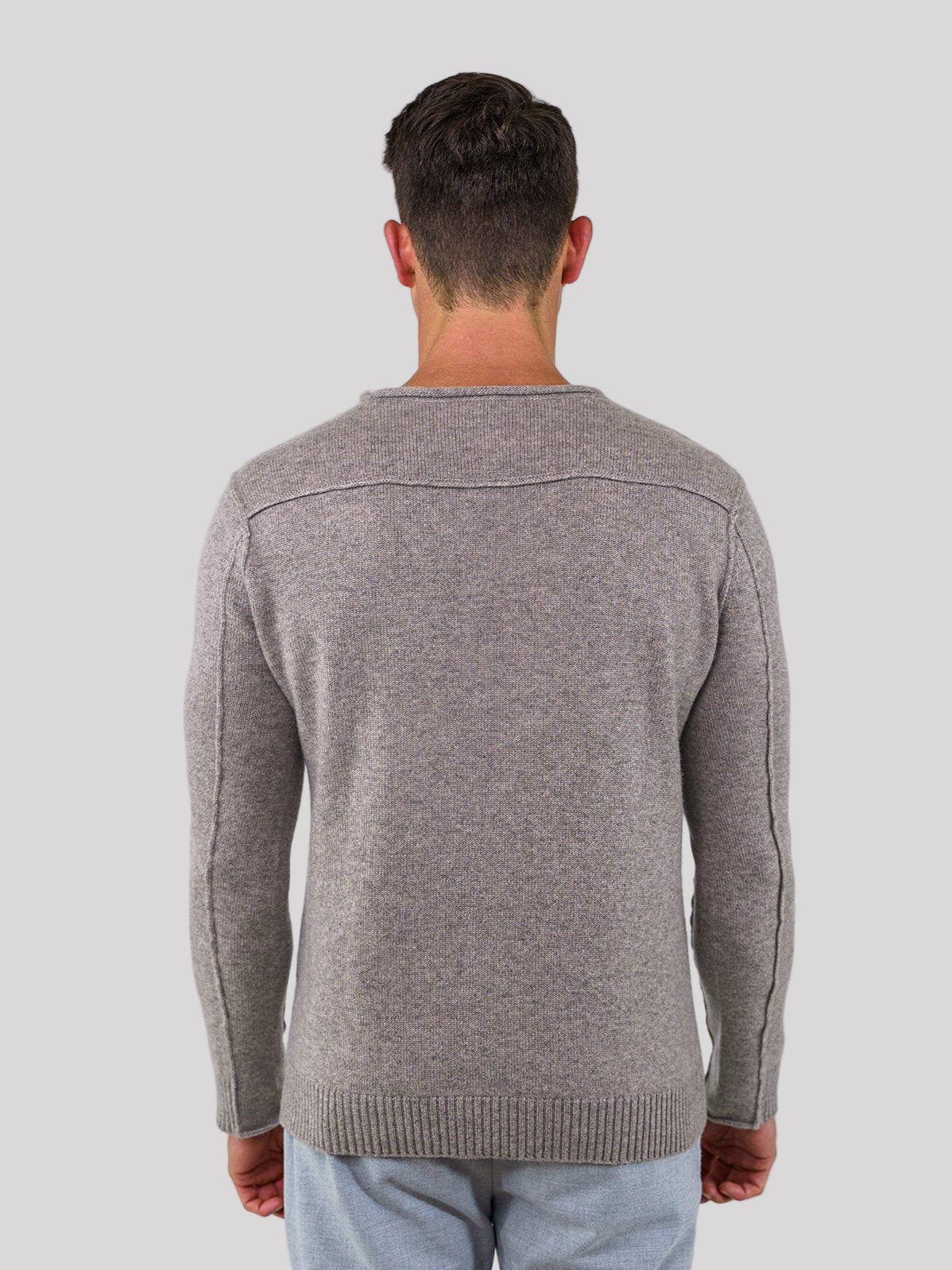 Herren Kaschmirpullover in Taupe mit Rundhalsausschnitt – Rückenansicht – Cashmere Brothers